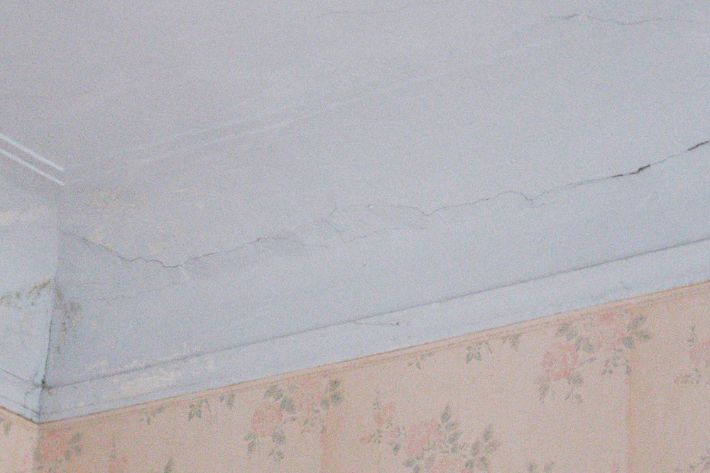Потолок был с синеватым отливом, трещинами и следами протечек