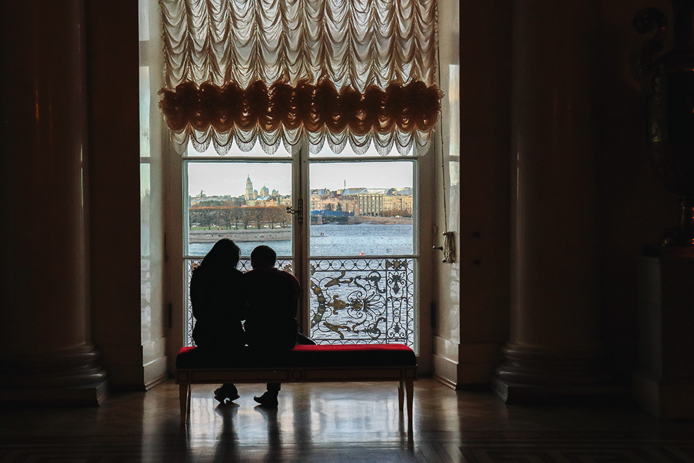 В Зимнем дворце много скамеек — можно полюбоваться Невой. Фото: Анастасия Осян