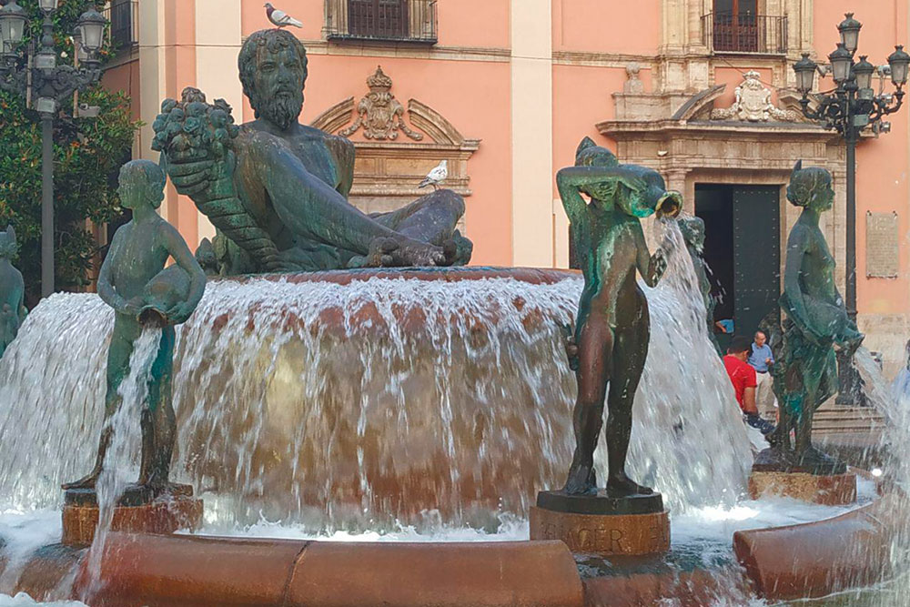 В центре площади находится фонтан, символизирующий местную реку Турию. «Река» на испанском мужского рода, поэтому здесь ее изобразили в виде гигантского мужчины