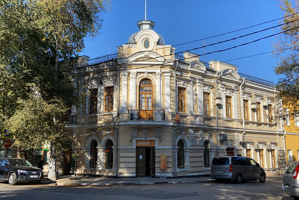 Дом купца Гладкова построили в 1895 году на Петровской, главной улице Таганрога. Сейчас в нем отделение Сбербанка и пенсионного фонда. Горожане считают особняк одним из самых красивых зданий в Таганроге