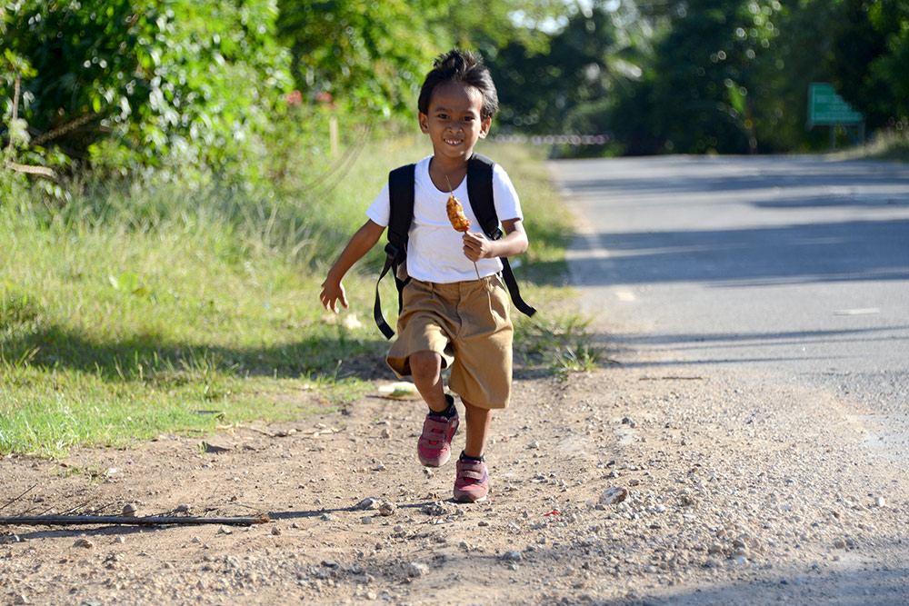 Школьник бежит после уроков (в руке — жаренный в сахаре банан)