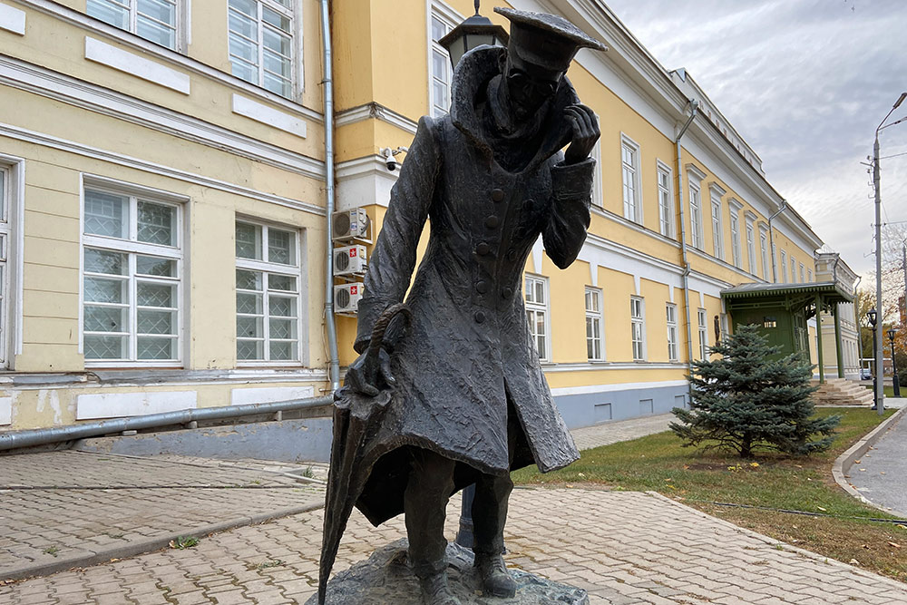 Человек в футляре — это учитель гимназии Беликов, который всего боялся. Памятник поставили у чеховской гимназии в январе 2010 года