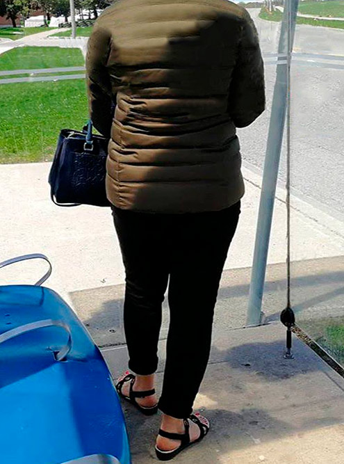 Пальто с босоножками на улицах Канады