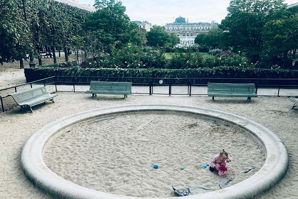 Редкая песочница в центре Парижа, зато с поистине «королевским» видом на бывший королевский дворец, сейчас это здание Лувра. На фото моя дочь Лея, она ест песок из ведерочка :)