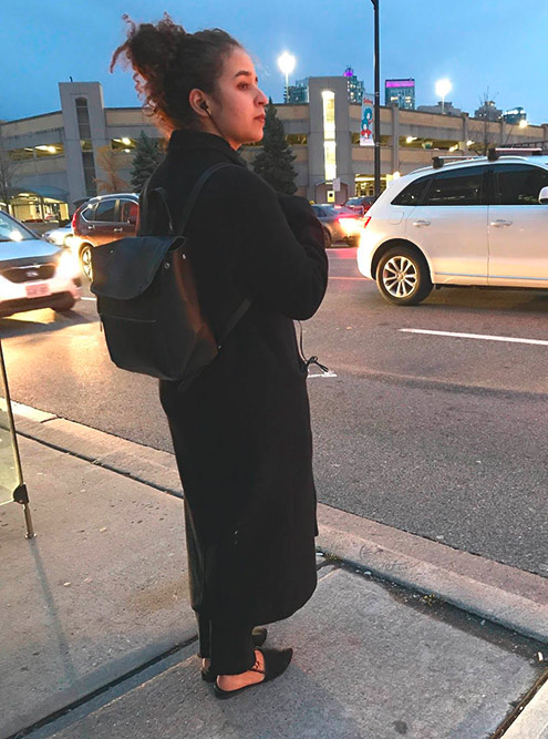 Пальто с босоножками на улицах Канады