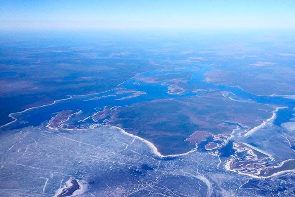Вид на Рыбинское водохранилище с борта самолета. Фото сделано 23 апреля, еще не весь лед растаял