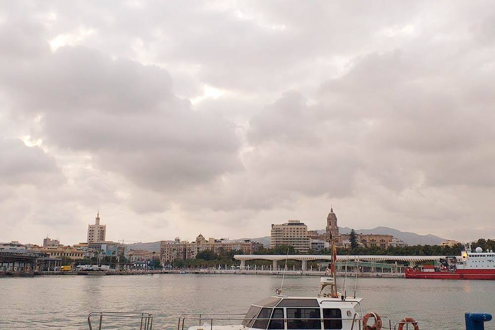Вид на центр Малаги с набережной порта