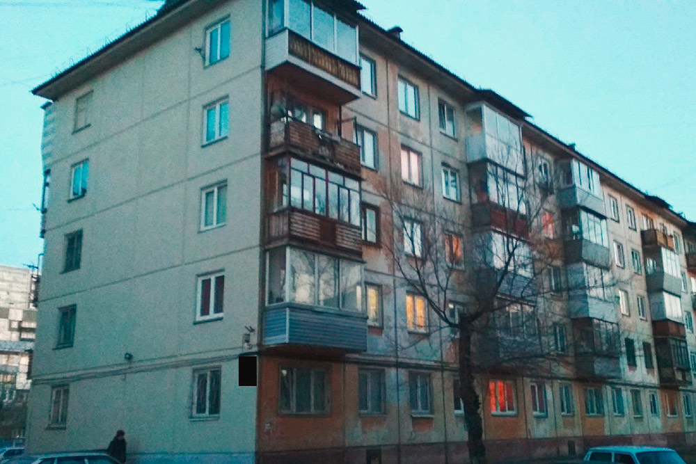 Фасады домов на ул. Свердловская покрасили, но только со стороны, которую видно с дороги