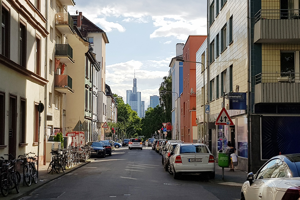 А так небоскребы смотрятся из старого квартала Франкфурта