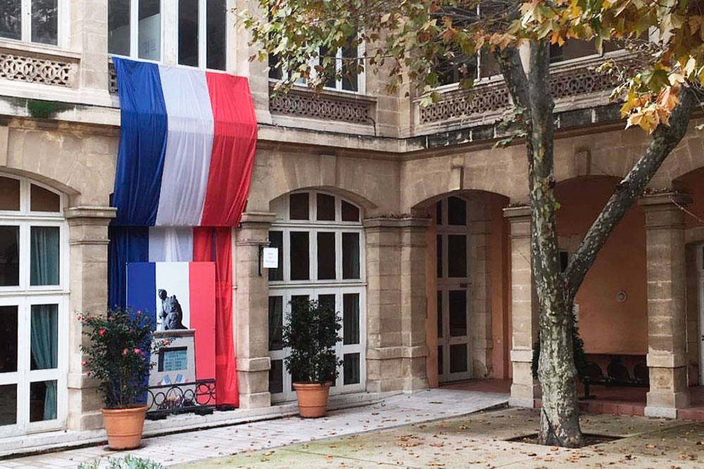 Французы очень любят свою страну и гордятся ее историей. Национальные триколоры здесь встречаются очень часто. На фото — дворик зала бракосочетания. По-моему, очень красиво