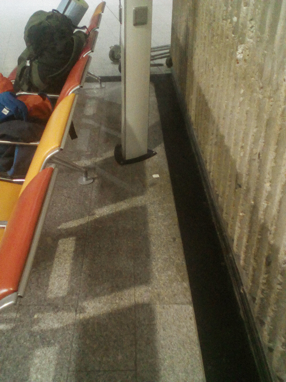 В аэропорту я спал на туристическом коврике в этом уголке. Намного удобнее, чем на сиденьях, и есть розетка под боком