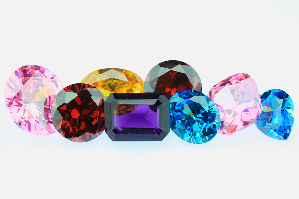 Бриллианты фантазийной окраски. Зеленые бриллианты и алмазы очень редкие. Их добывают в Южной Америке и Африке. Источник: Shutterstock