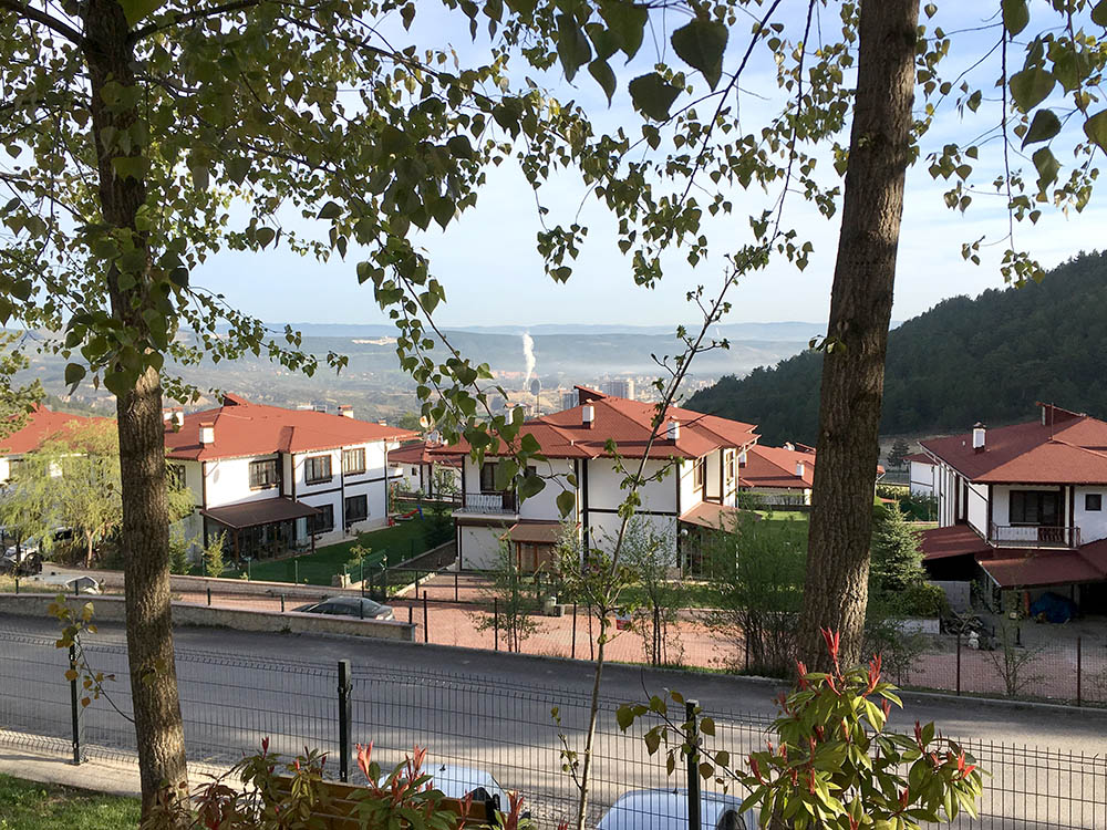 Вид из гостиницы в маленьком городе на севере Турции