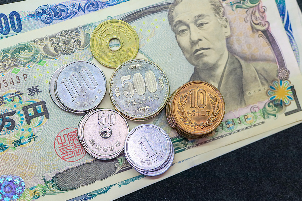 Национальная денежная единица Японии — иена. На момент публикации 1 иена стоила 60 копеек, хотя в банках курс обычно указывают за 100 ¥ (60 ₽). Фото: Shutterstock