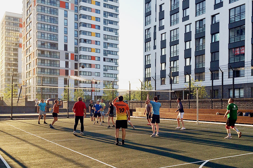 Обычный вечер, соседи рубятся в волейбол в том же ЖК в квартале рядом