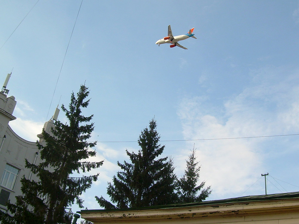 Этот снимок я сделал на улице Чокана Валиханова, в самом центре Омска. Самолеты всегда пролетают здесь на такой высоте