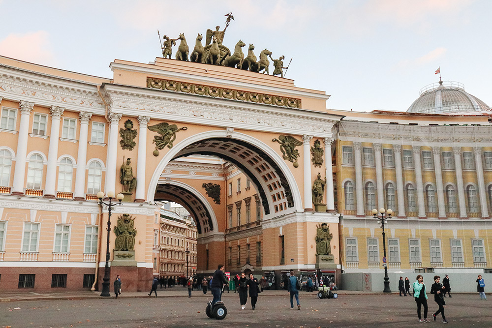 Если встать спиной к Зимнему дворцу, вход в Главный штаб будет слева от триумфальной арки, что на фото. Фото: Анастасия Осян