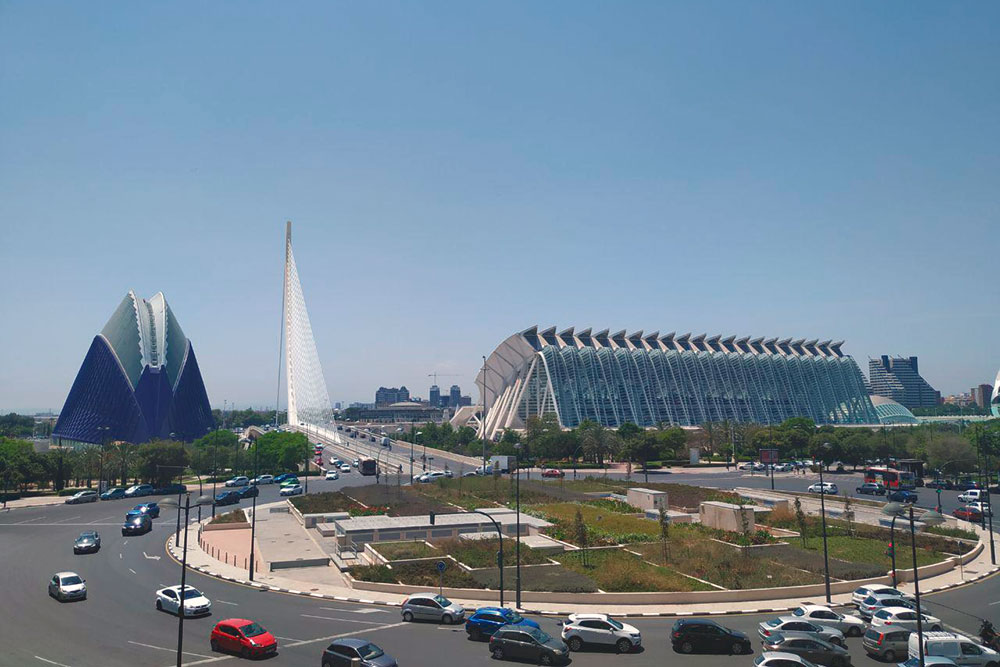 Панорамный вид на Город наук и искусств открывается с последнего этажа торгового центра Aqua