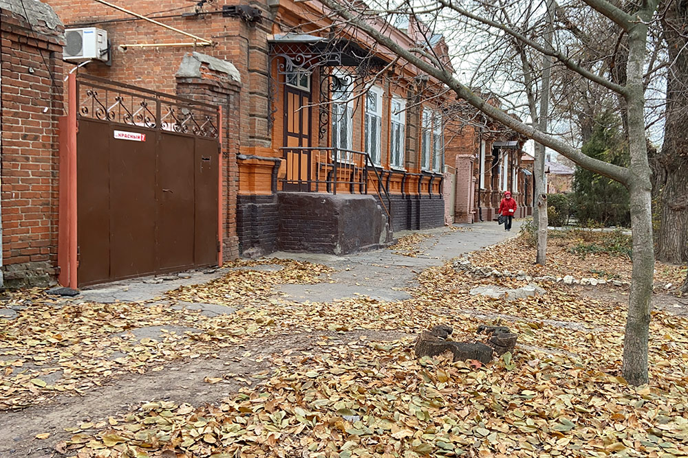 Когда я гуляю по старым улицам осенью, понимаю, что никогда не уеду из Таганрога