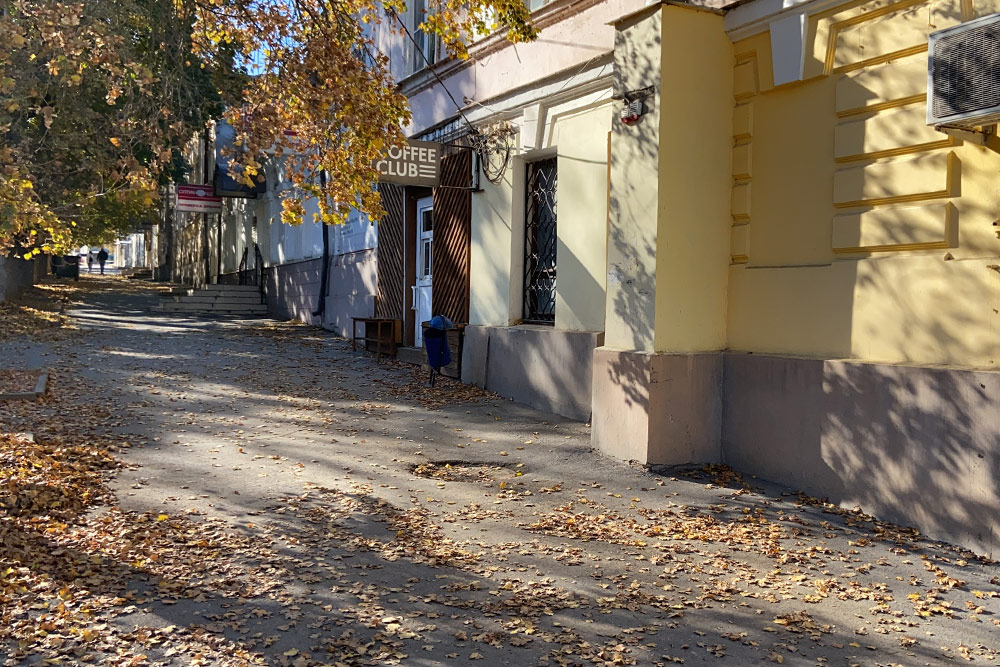 Если убрать кондиционеры и современные вывески, то переулок Глушко превратится в Одессу или Ялту сталинской эпохи