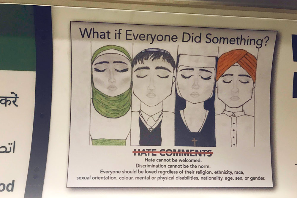 Социальная реклама против дискриминации в автобусе