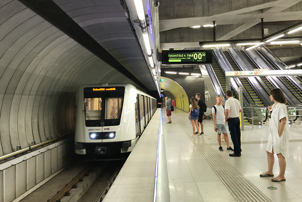По будапештской подземке ходят несколько видов составов — есть даже поезд без машиниста, он курсирует по зеленой ветке М4