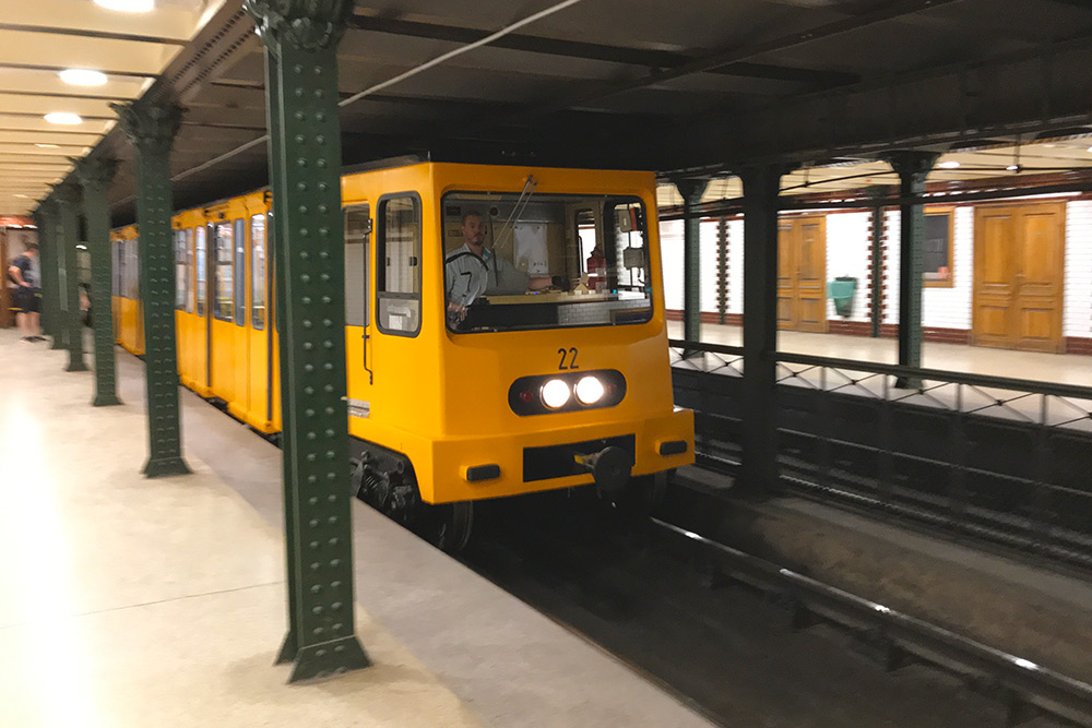 Первое в мире метро на электрической тяге появилось именно в Будапеште в 1896 году. На фото одна из старейших станций Vörösmarty tér желтой линии М1 — по ней курсируют только старые желтые составы Ganz
