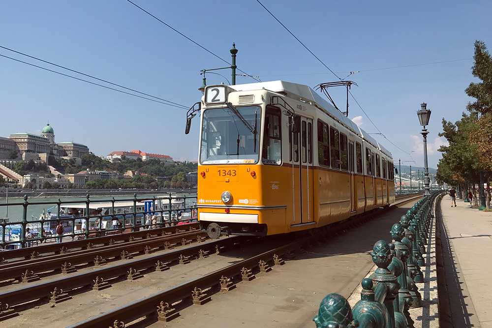 Такие старенькие желтые трамваи стали символами Будапешта. Трамвай № 2 ходит по одному из самых красивых маршрутов. Многие туристы просто катаются на нем и смотрят из окон на разные достопримечательности