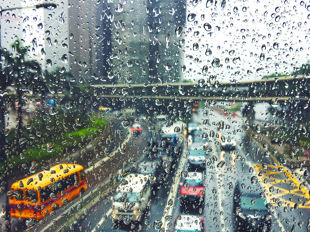 С апреля по октябрь в Гонконге сезон дождей. Спасают крытые воздушные переходы на улицах и вдоль зданий