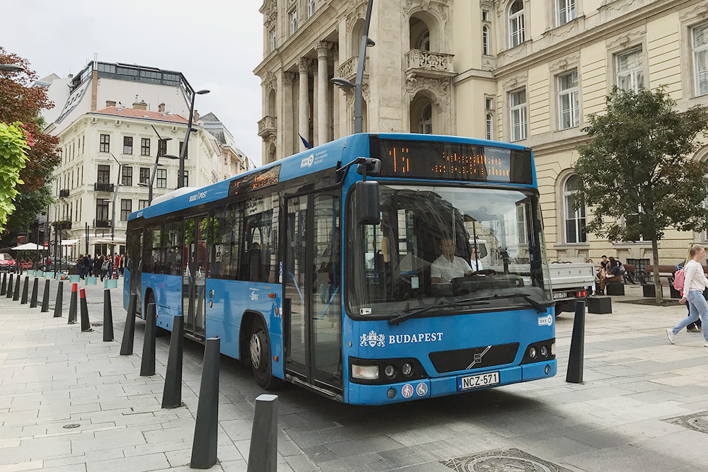 Автобусы в Будапеште тоже современные — низкопольные, с кондиционерами, системой оповещения водителя и местом для колясок. По городу автобусы ходят по выделенным полосам