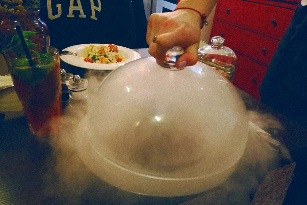 Такую подачу еды в кафе я встретила впервые — под куполом с ароматным ольховым дымом