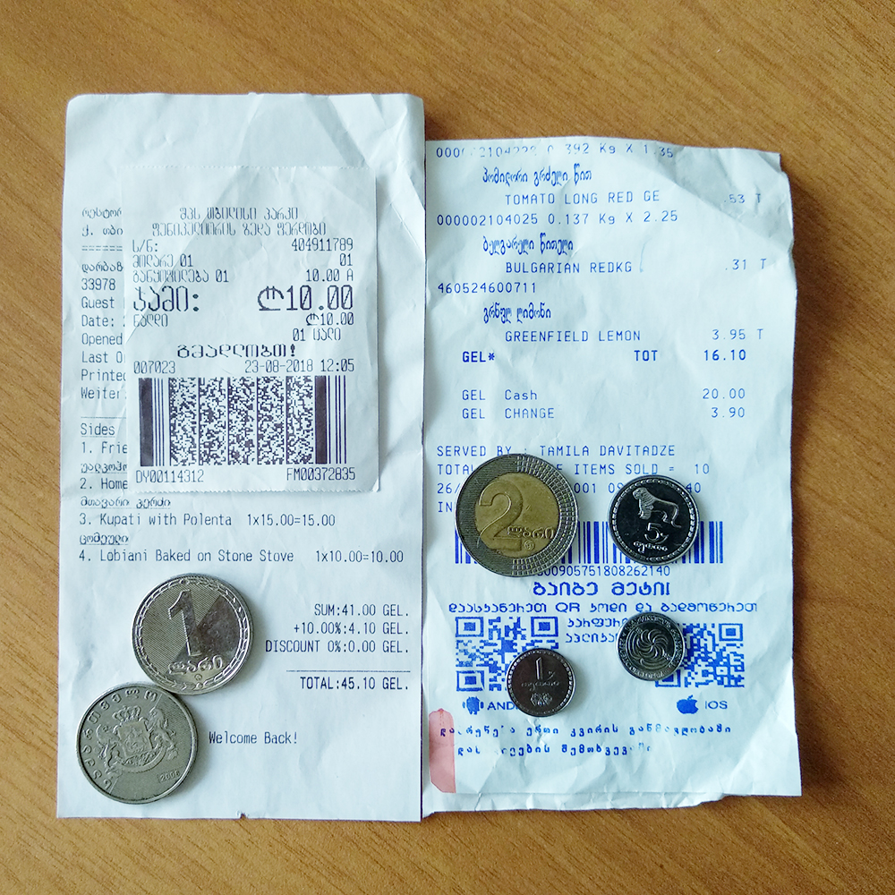 Монеты и чеки из Грузии. В 1 лари 100 тетри