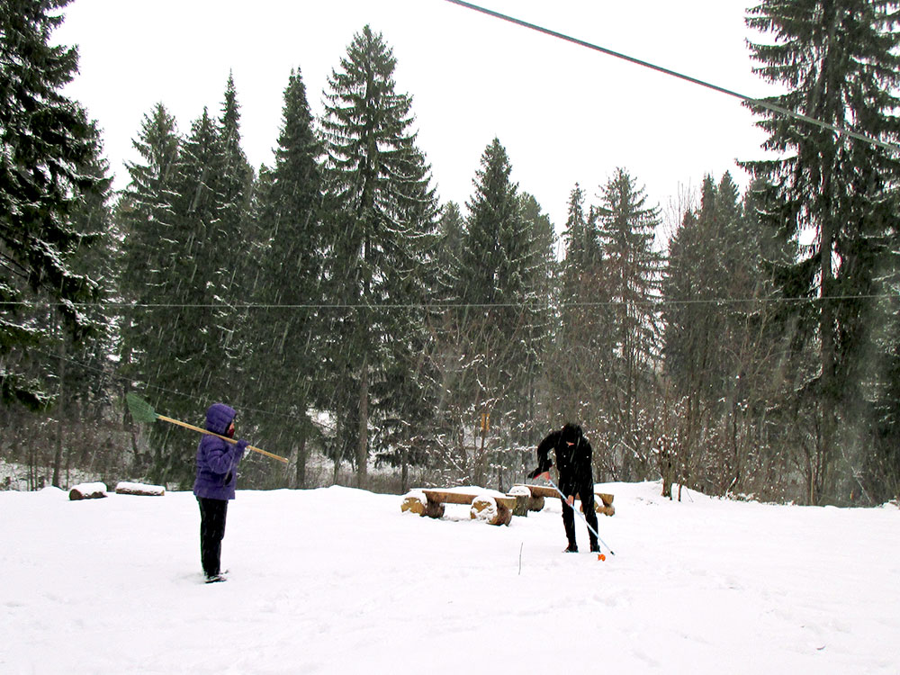 Зимой клиентов почти не было, мы от скуки играли в гольф на снегу