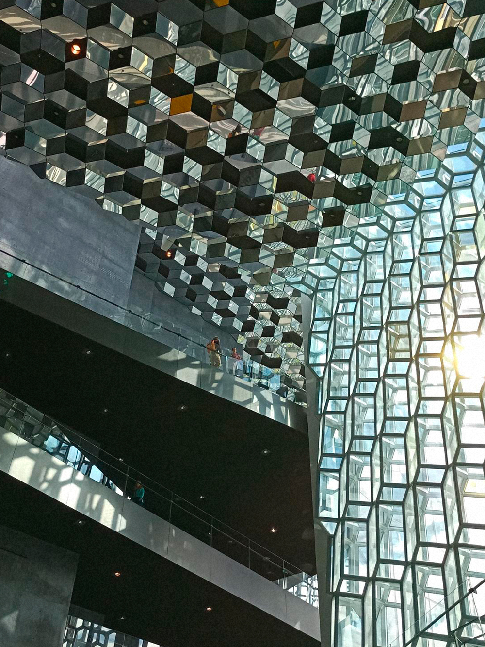 Снаружи концертный зал Харпы напоминает рыбацкую сеть, до отказа набитую сверкающей на солнце рыбой, а внутри он похож на зеркальный улей