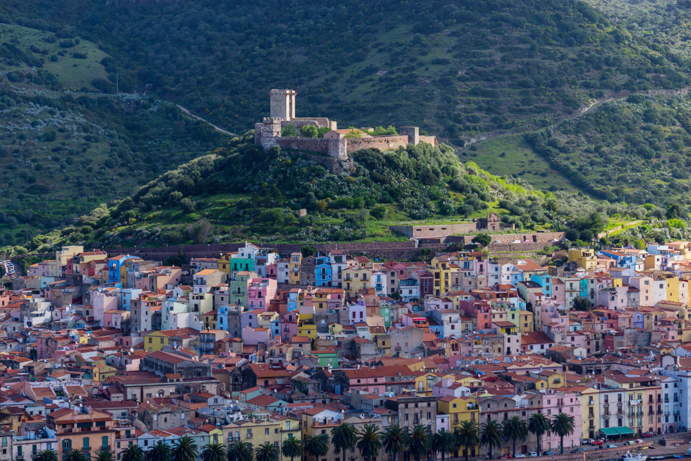 Городок Боза расположен на холме. Фото: Alan / Flickr