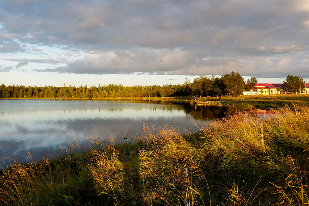 Особенно красивый вид на Святое озеро — на закате и рассвете