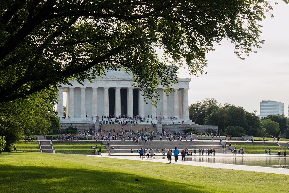 У мемориала Линкольну всегда сотни людей: американцев привозят сюда автобусами на экскурсии