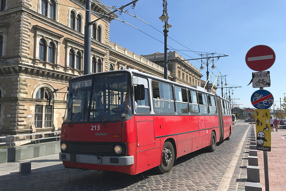 В Будапеште на некоторых маршрутах ходят не только автобусы, но и троллейбусы «Икарусы». Только здесь я узнала, что «Икарус» — это венгерская компания