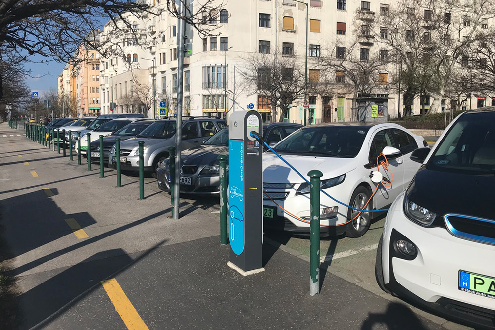 Машины с зелеными номерами — это электромобили. Чаще всего в Будапеште они принадлежат каршеринговому сервису
