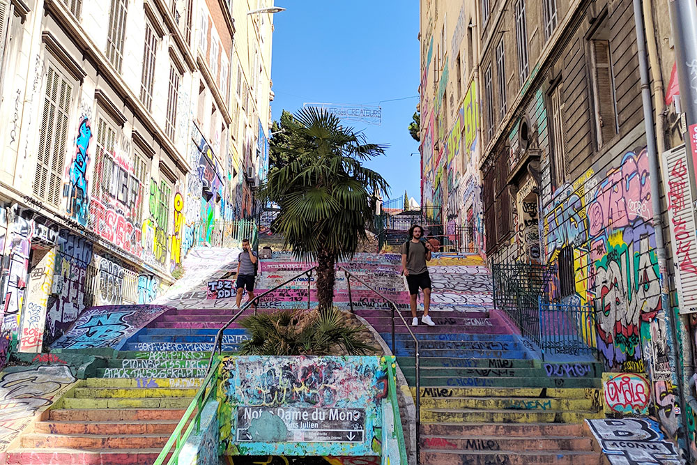Это одно из туристических мест — лестница Cours Julien. Поднявшись по ней, найдете ночной клуб и огромное количество баров