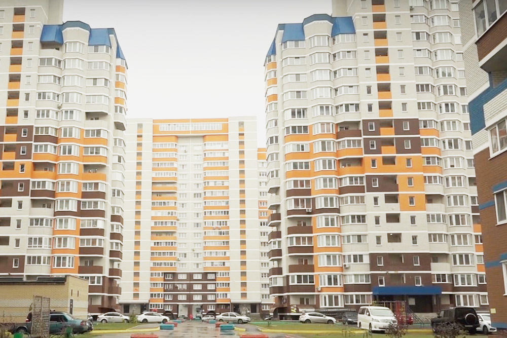 Жилищный комплекс «Речной» стоит практически на берегу Десны. Самые дешевые квартиры стоят 1,4 млн рублей