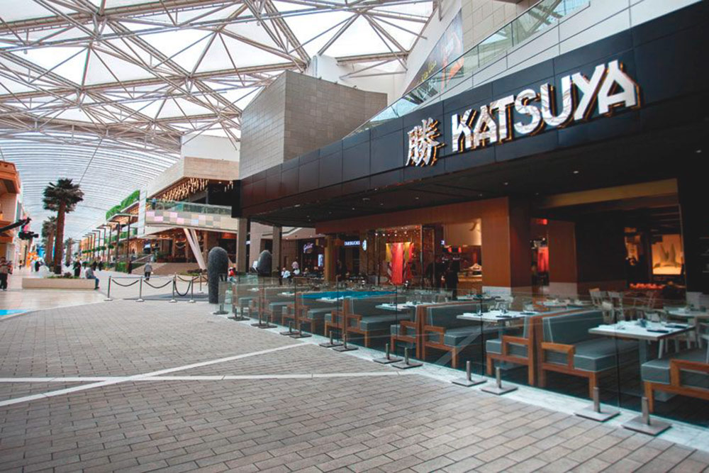 Ресторан Katsuya, в котором я работаю, находится в торговом центре The Avenues