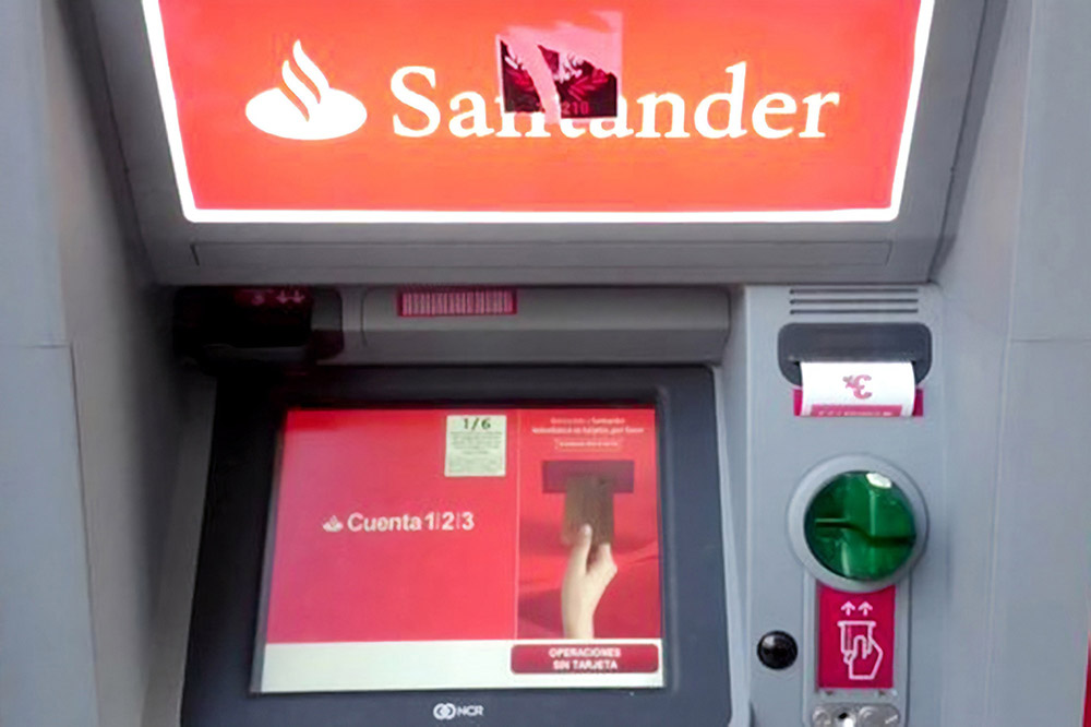 Мы снимали деньги в банкоматах банков «Сантандер» и «Эйч-эс-би-си»: у них минимальная комиссия