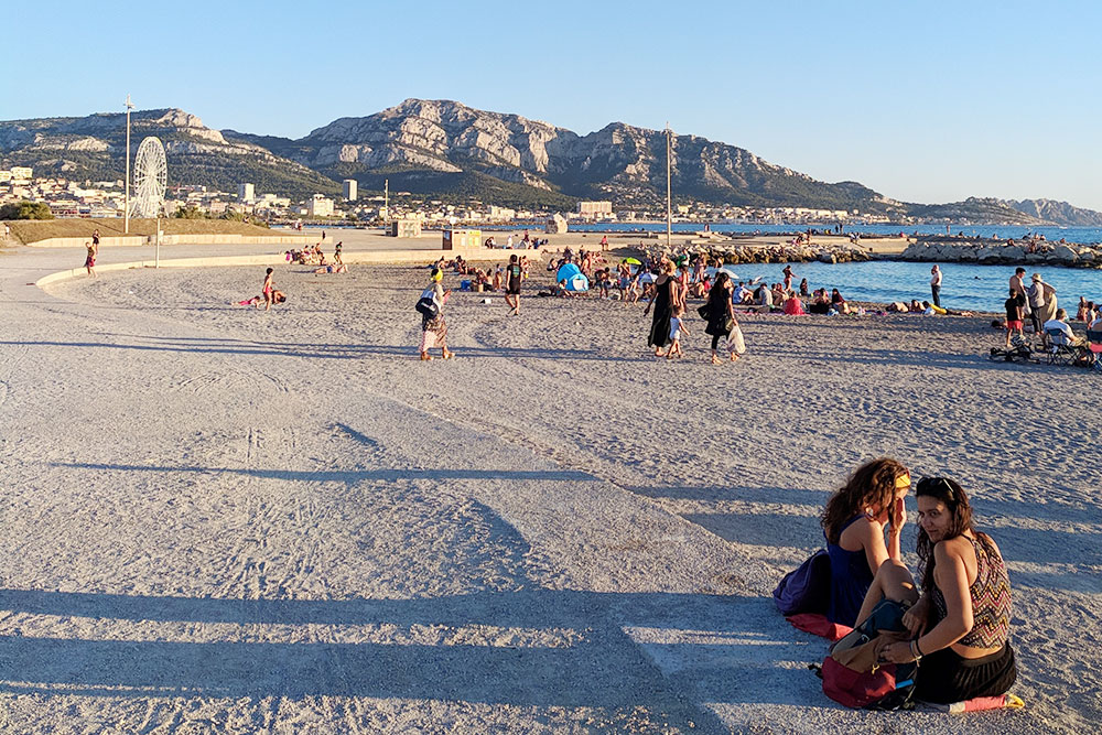 Это городской пляж в восьмом районе Марселя. Пляж обустроен, есть раздевалки и туалеты, пространство охраняется с 9 до 18 часов. Тут нельзя курить и пить алкоголь