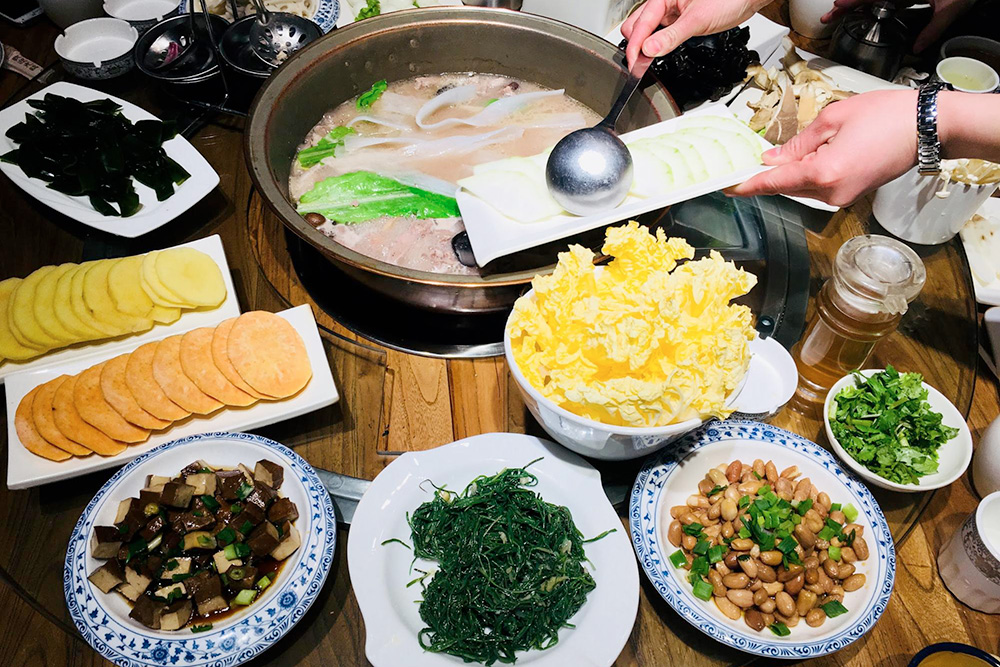 Традиционное для китайцев блюдо — «хот-пот», или горячий котелок, куда складываются все ингредиенты. Они варятся прямо на огне на столе, а потом вылавливаются из получившегося супа палочками