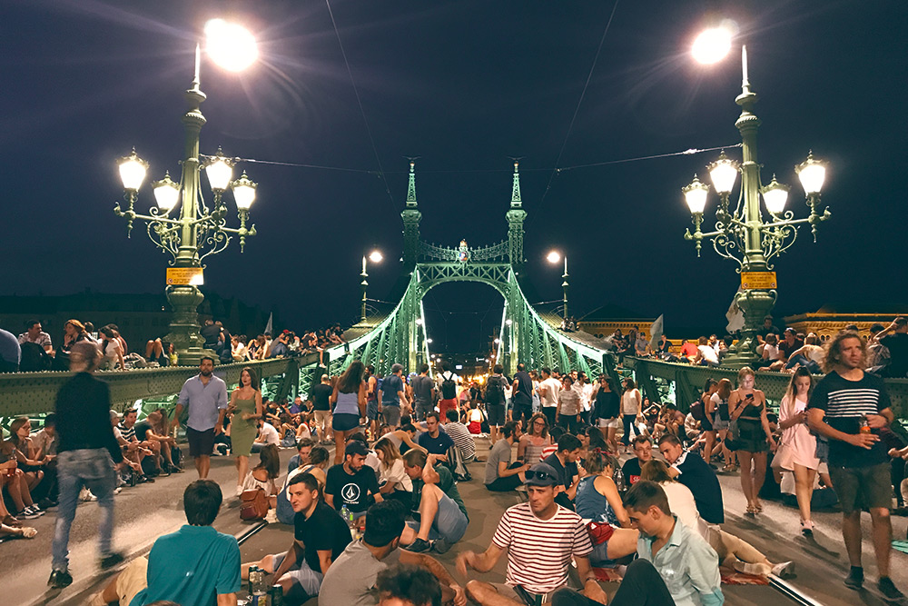 Жители Будапешта на мосту Свободы во время фестиваля Сабихид (Szabihíd) в 2019 году