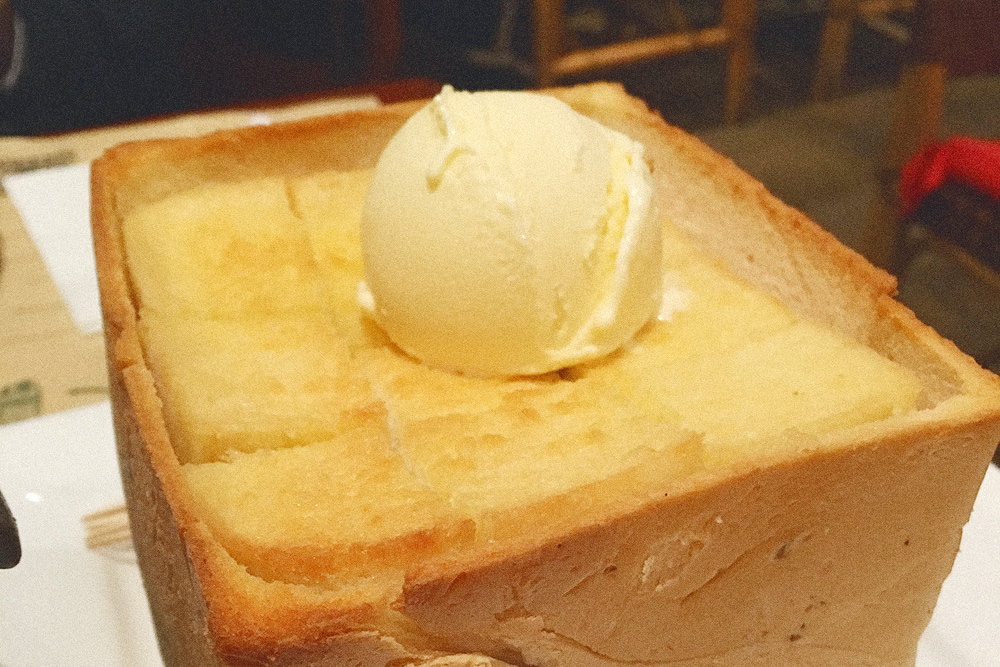 Сладкий хлеб с шариком мороженого — фирменный десерт в одном из ресторанов