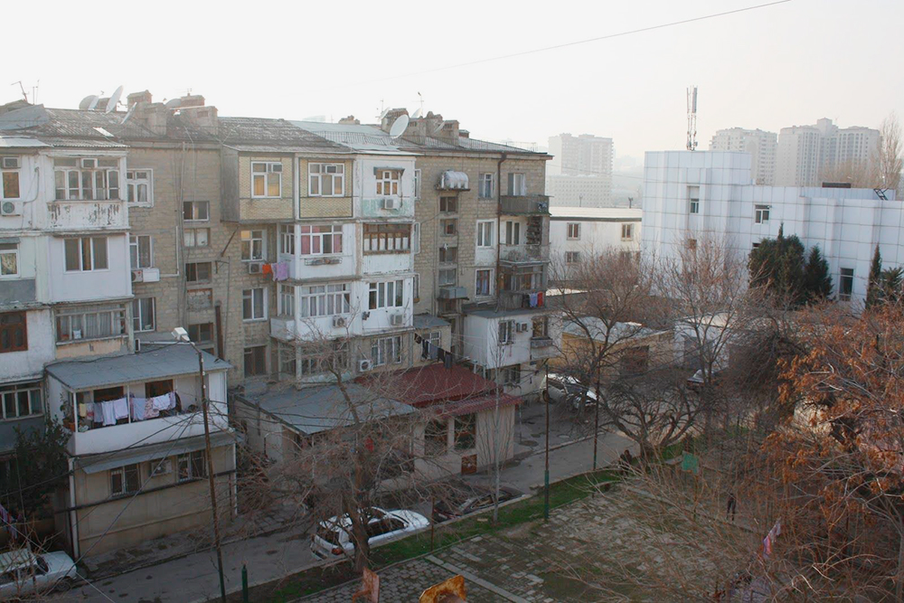 Вид из квартиры, где я жила: типичный спальный район, балконы-комнаты, вдалеке — новые многоэтажки