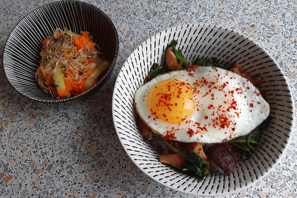 Пибимпаб — корейский рис с овощами. Стоимость порции — 139 ₽