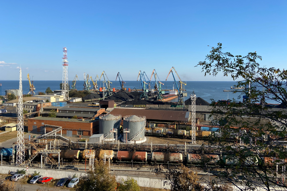 Таганрогский морской порт принимает суда, которые ходят по Азовскому, Черному и Средиземному морям. Даже во время натянутых отношений между Россией и Украиной в порт прибывали корабли с углем из Донбасса